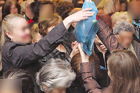 Κοσμοσυρροή σε εκκλησία για μια τσάντα κρέας εν όψει του Πάσχα