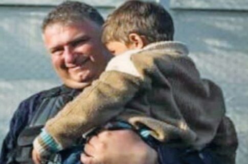 Βράβευσαν τον αστυνομικό που πήρε αγκαλιά  προσφυγόπουλο