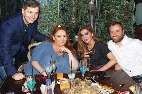 Το... τραπέζι «έκλεψε» τα φλας από την παρέα