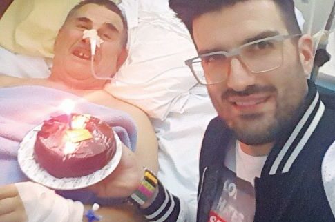 Μέρα νύχτα με τον πατέρα του!