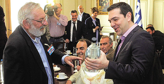 Ο Αλέξης Τσίπρας με μια μπουκάλα τσίπουρο, δώρο από τον συνδικαλιστή Βαγγ. Μπούτα πέρυσι τον Φεβρουάριο