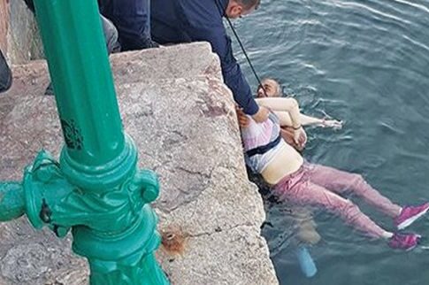 Ανέσυραν πτώμα 56χρονης μέσα από τον Θερμαϊκό