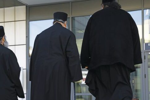 Συνελήφθη 48χρονη δικηγόρος που πήρε με απάτη από ιερέα πάνω από 600.000 ευρώ