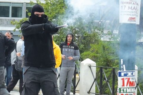 Μολότοφ και χημικά στη διαδήλωση κατά της ψήφισης του 4ου Μνημονίου