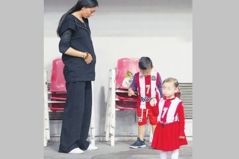 Μια τσαχπίνα στα κόκκινα