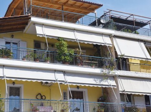 Αγνώριστη και σκεφτική η Τζίνα