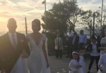 Ο αγαπημένος την ακολουθεί