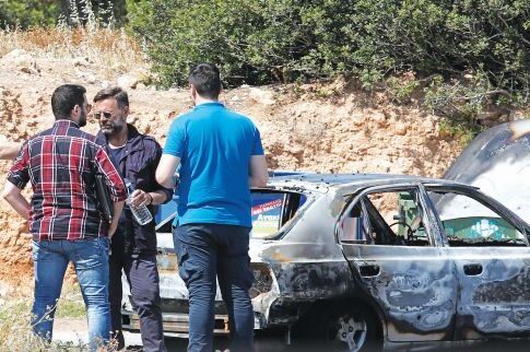 Σοκ με απανθρακωμένα πτώματα σε αυτοκίνητα