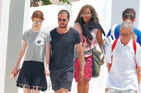 Ντυμένος στα μαύρα σαν τον Τζον Σνόου στο «Game of Thrones»