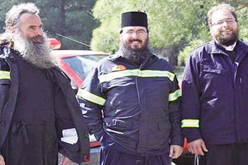 Τρεις παπάδες στη Μυτιλήνη φορούν στολή πυροσβέστη και παλεύουν με τις φλόγες