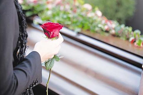 ΣΑΛΟΣ ΣΤΗΝ ΠΑΤΡΑ: Ζωηρή χήρα έπεσε στην αγκαλιά Καζανόβα νεκροθάφτη πριν καν θάψει τον μακαρίτη