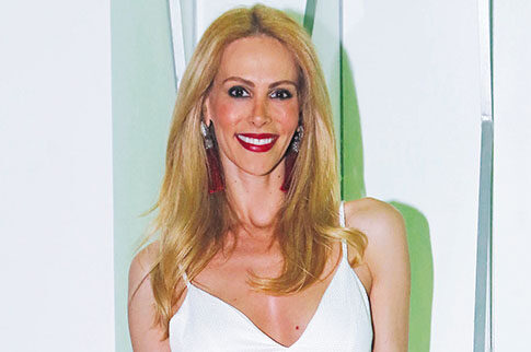 Fashion police! Η Δημητρίου με look από τα 90s