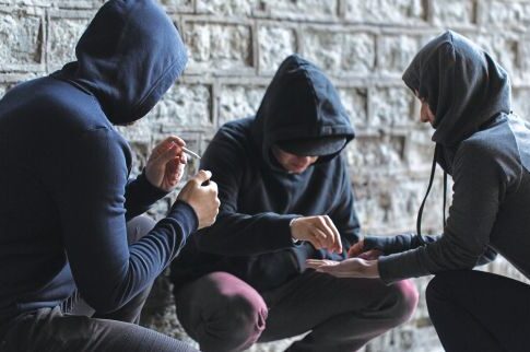 Εφηβοι στα δίχτυα του χασίς