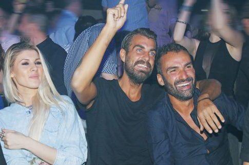 Οι κολλητοί «διάσημοι» μαζί στα μπουζούκια