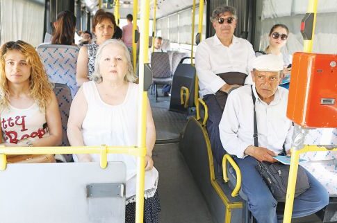 Μετέτρεψαν σε θεατρικό σανίδι δύο λεωφορεία του ΟΑΣΑ