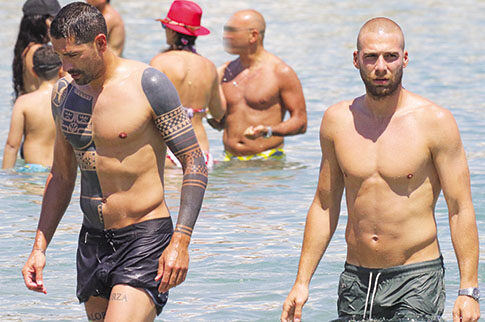 Σαμπάνιες και χάδια στη Μύκονο