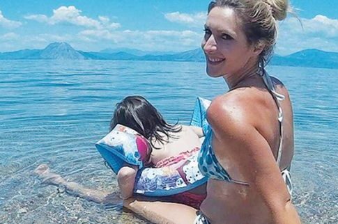 Βουτιές με την κορούλα της στην Πάτρα