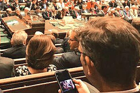 Βουλευτής χάζευε αισθησιακές χορεύτριες στο κινητό του, στη Βουλή!