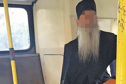 Σάτυρος ρασοφόρος σε λεωφορείο