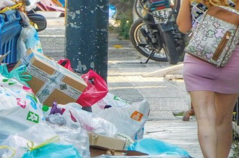 Εικόνες-σοκ με βουνά από σκουπίδια στους δρόμους