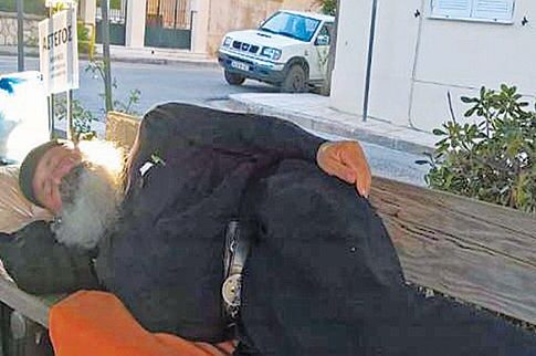 Ρασοφόρος κατασκήνωσε σε πλατεία του Αιγίου και ζητάει διορισμό από τον μητροπολίτη Αμβρόσιο