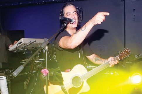 Ο Διονύσης Σχοινάς ψάχνει τον «ατιμούτσικο» στη Μύκονο