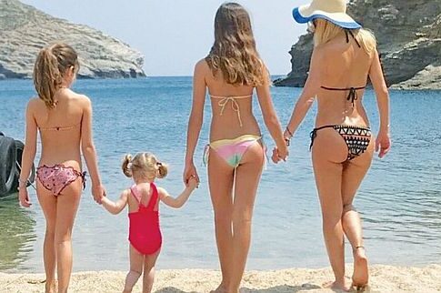 Ετοιμη να βουτήξει με  τις κόρες της στη θάλασσα  η Ελένη Μενεγάκη