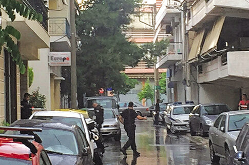 18χρονος βρέθηκε νεκρός σε ακάλυπτο με μαχαίρι καρφωμένο στον λαιμό του