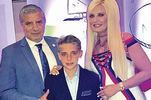 Εκλεψε την παράσταση και  στην αποφοίτηση του γιου της