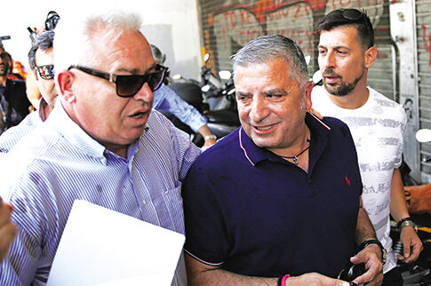 Επίθεση στον Πατούλη με αβγά και επεισόδια σε υπ. Εργασίας και Εσωτερικών