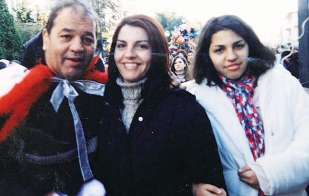ΑΝΑΜΝΗΣΕΙΣ • Η Ελένη (δεξιά) με τον πατέρα της Απόστολο Σουγκλάκο και τη μητέρα της