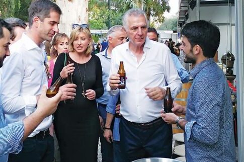 Οταν μία αυθεντική ξανθιά  συνάντησε σε event άλλη μία!