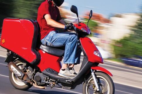 Τσιγγάνος επιτέθηκε σε διανομέα, τον χτύπησε και άρπαξε μπίρες και πίτσες
