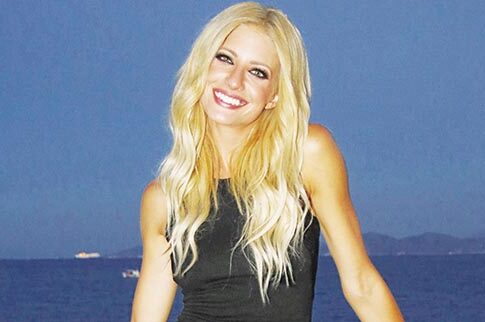 Η έξοδος της Αραβανή με γοητευτικό μελαχρινό άντρα