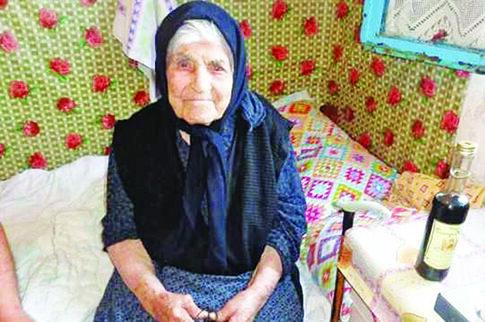107 ετών και συνεχίζει! Η κυρα-Αγγέλω (από την Αχαΐα) βρήκε το μυστικό της μακροζωίας στην τεντούρα