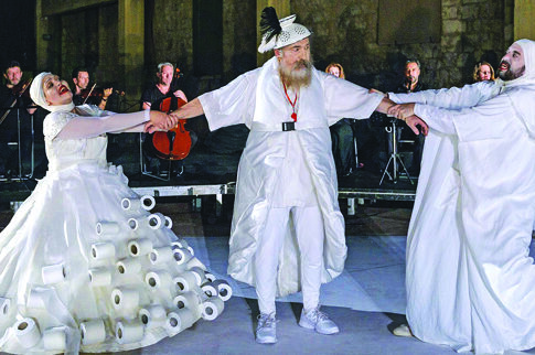 Ελεος! Ο Πανούσης ανεβάζει... σουρωτήρια και χαρτιά υγείας στην Επίδαυρο