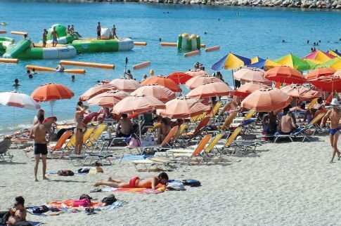 Οργιο φοροδιαφυγής στα νησιά με εντάσεις και πολλά παρατράγουδα