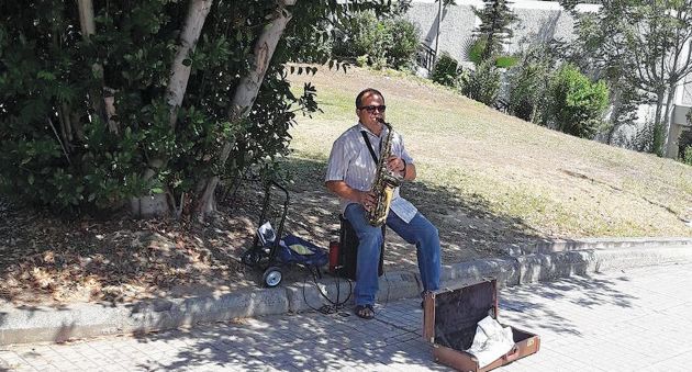 Κάθε μέρα μαγεύει τους περαστικούς με τις μελωδίες του