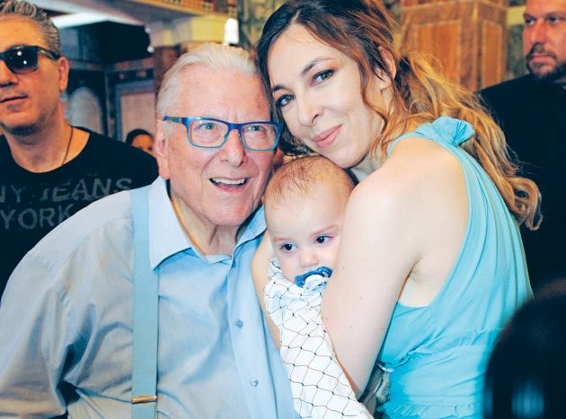 Ο Κώστας Βουτσάς και η Αλίκη Κατσαβού με τον μικρό Φοίβο