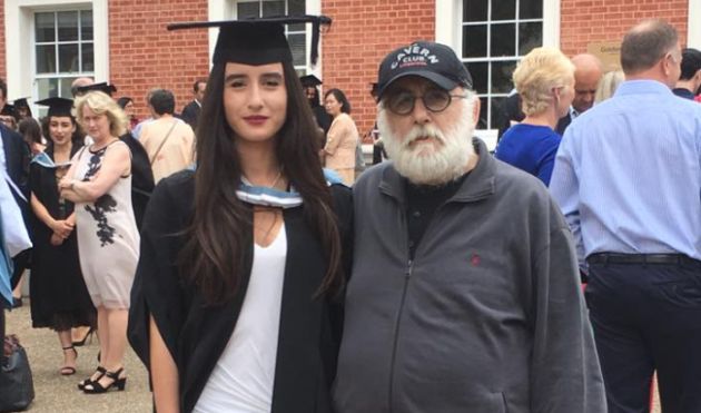 Ο Θάνος Μικρούτσικος στην αποφοίτηση της κόρης του