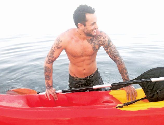 Ο Κωνσταντίνος Φραντζής στις παραλίες της Πάρου