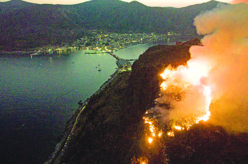 Το ιστορικό κάστρο της Μονεμβασιάς παραλίγο να γίνει στάχτη από βεγγαλικά