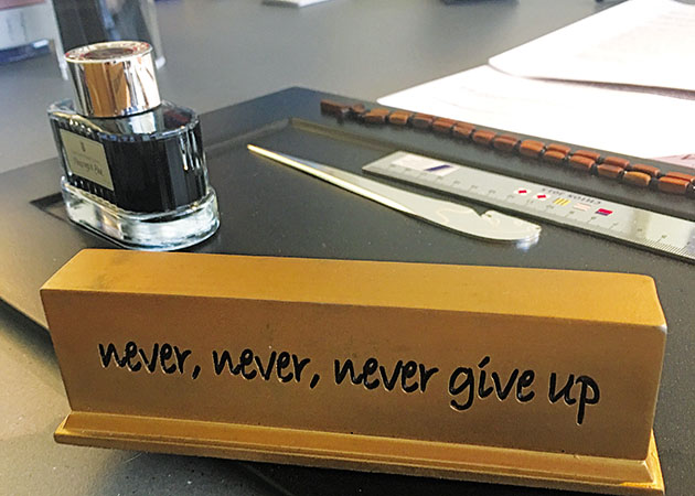 Η ΕΠΙΓΡΑΦΗ • Που κοσμεί το γραφείο του