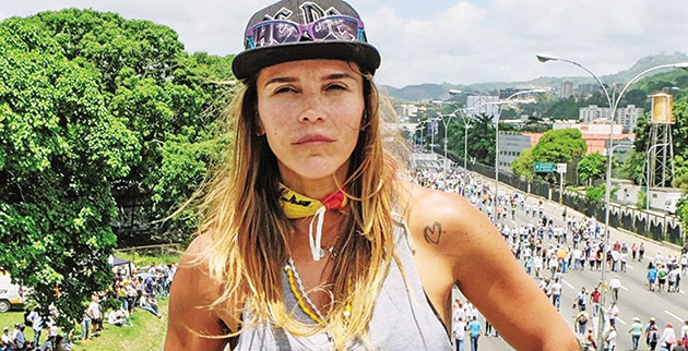 ΣΕ ΔΙΑΔΗΛΩΣΗ • Η 44χρονη ποζάρει πάνω σε γέφυρα