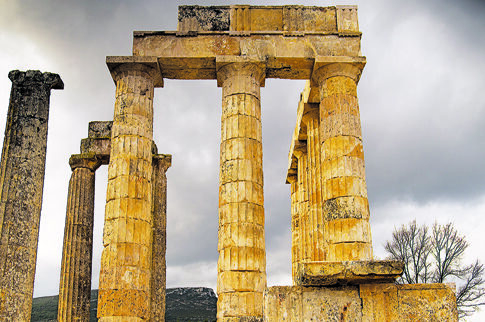 Πέταξαν τα ρούχα και έβγαζαν selfies στον ναό του Δία!