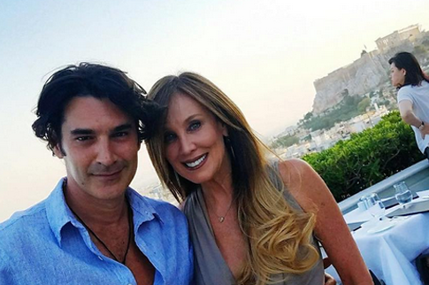 Ο Παπακαλιάτης στο πλευρό γοητευτικής παραγωγού του «πλανήτη» Χόλιγουντ