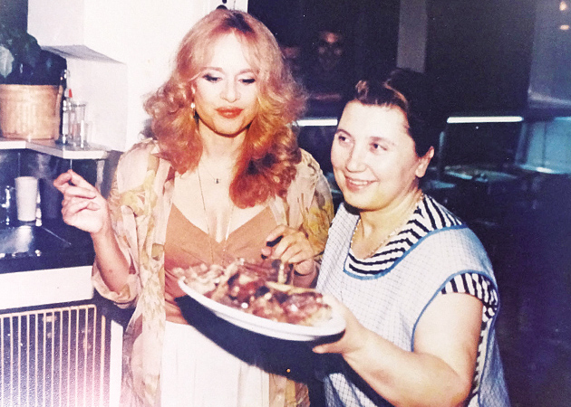 ΣΤΗΝ ΚΟΥΖΙΝΑ • Η Αλίκη Βουγιουκλάκη με τη σύζυγο του Λεωνίδα