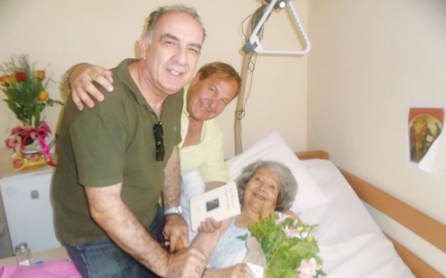 Ο Αλκίνοος Μπουνιάς και ο Κώστας Βενετσάνος με τη Ζωή Φυτούση στη μονάδα φροντίδας ηλικιωμένων