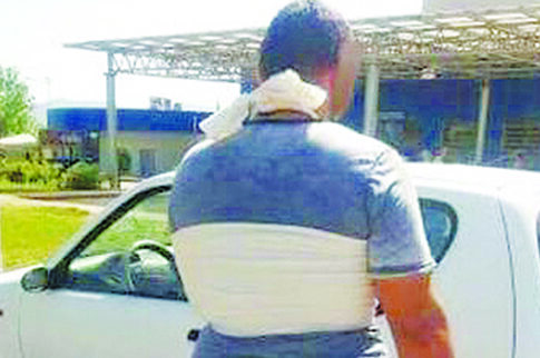 Απίστευτο! Αναγκάζουν ασθενή να φοράει την ίδια μπλούζα έξι εβδομάδες