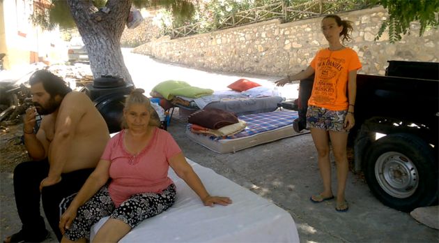 Στρωματσάδα κάτω από το δέντρο ΦΩΤΟ: LESVOSNEWS.GR